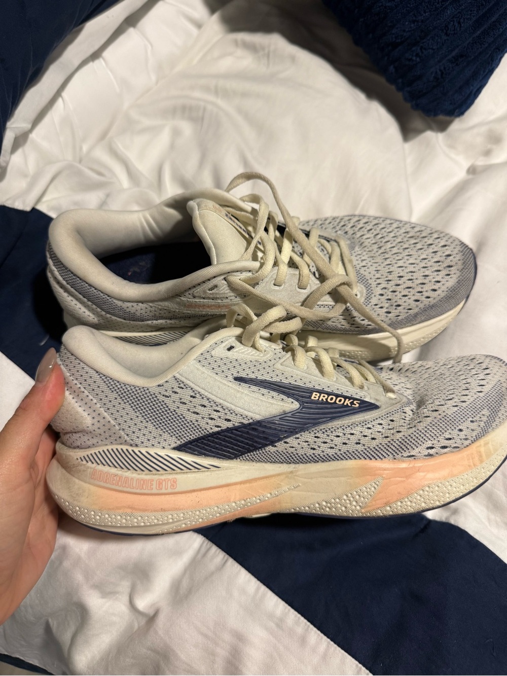 8.5W Brooks Women’s Adrenaline GTS24 Shoe — Light Gray with Navy and Peach